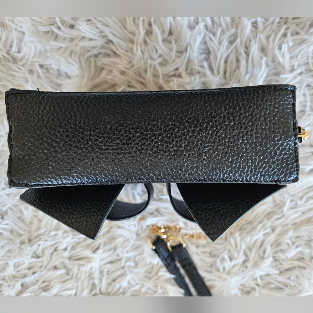 NWOT Crossi New York Boxy Bow Black Crossbody Bag Gold Chain Strap Faux Leather - Picture 8 of 13